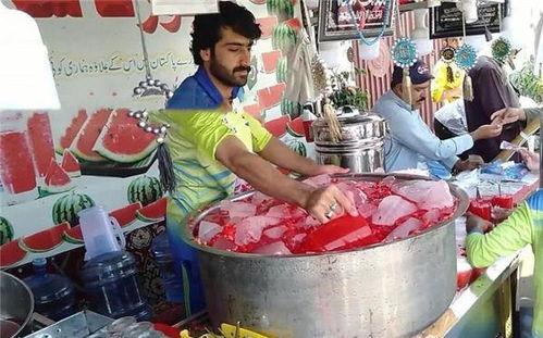 街头吃瓜现场,围观群众揭秘吃瓜趣事