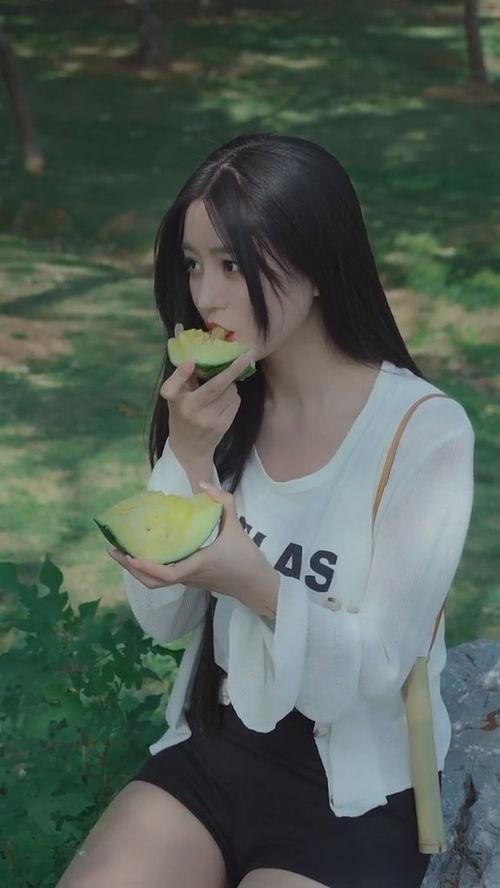 吃瓜美少女